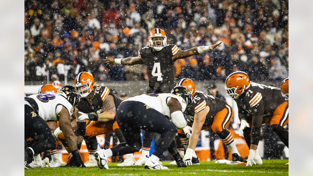 Cleveland Browns tight end Zaire Mitchell-Paden (81) makes a catch