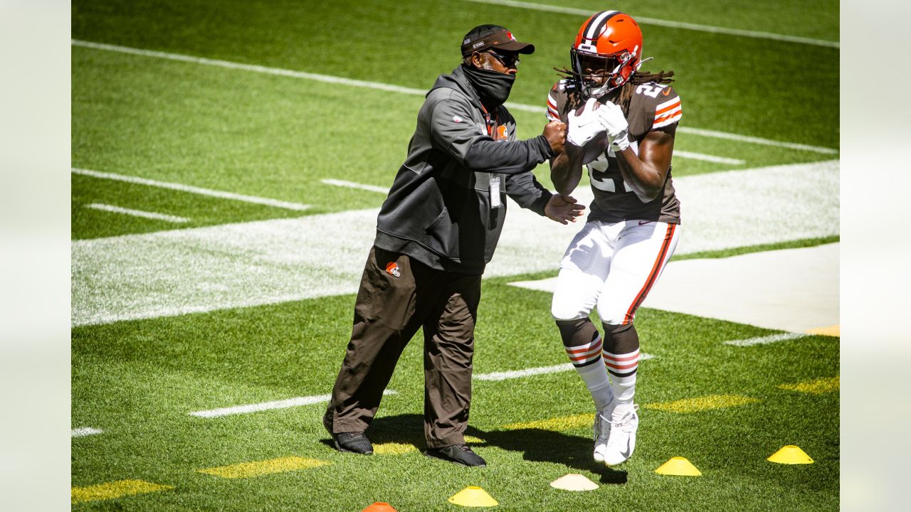 Browns welcome back RB Kareem Hunt