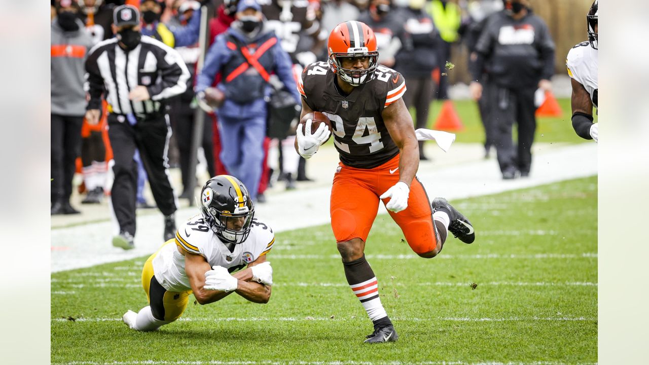 T.J. Watt's scoop-and-score lifts Steelers past Browns 26-22 as Cleveland  loses Nick Chubb to injury – NewsNation