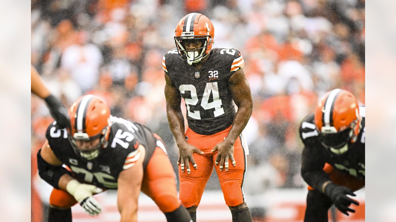 Cleveland Browns' Nick Chubb makes a catch before an NFL football game  against the Cincinnati Bengals, Sunday, Dec. 11, 2022, in Cincinnati. (AP  Photo/Aaron Doster Stock Photo - Alamy