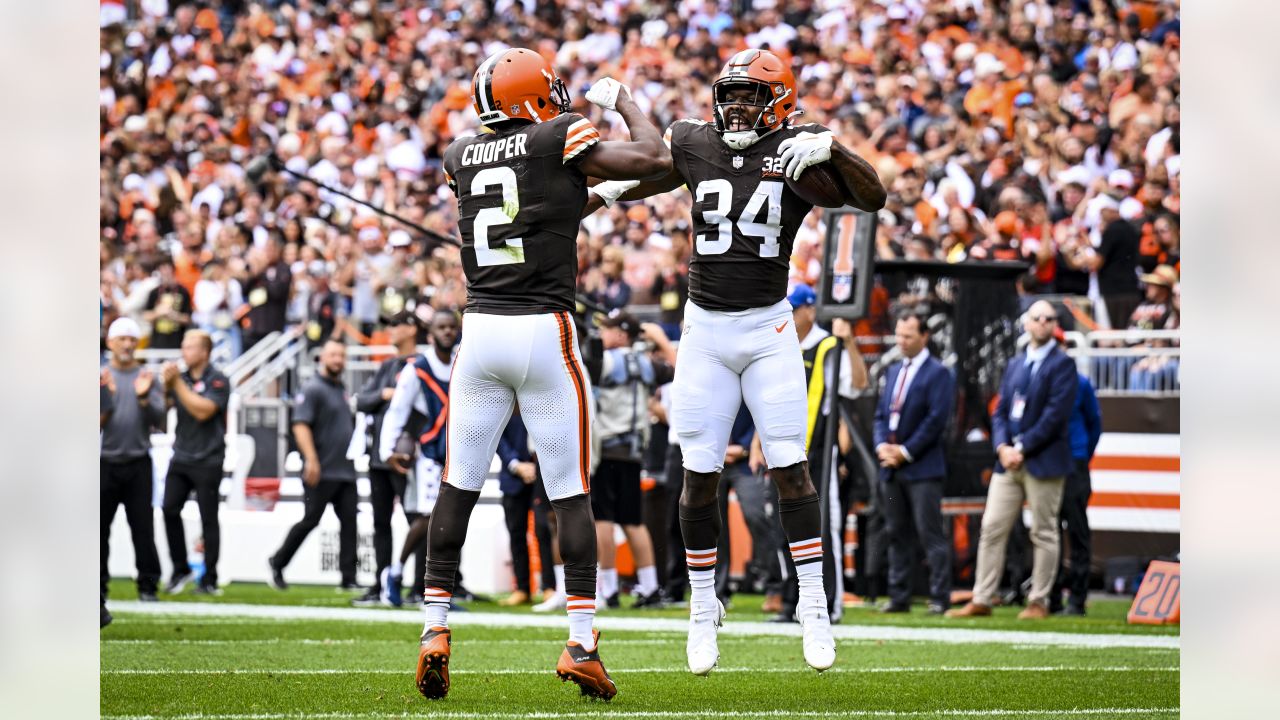 Browns defense dominates against Titans, keeps them off 'I-71