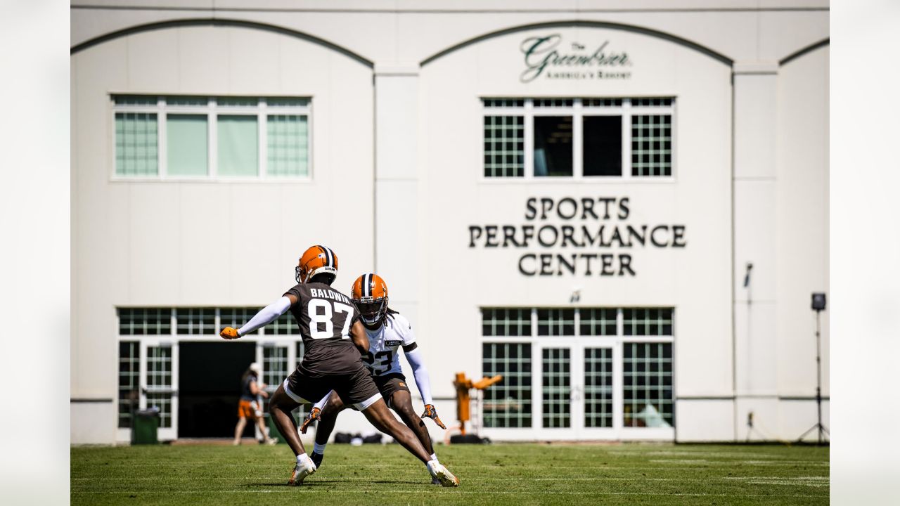 Cleveland Browns owners Jimmy Haslam, top center, and Dee Haslam, top  right, watch during an NFL football practice in Berea, Ohio, Sunday, Aug.  14, 2022. (AP Photo/David Dermer Stock Photo - Alamy