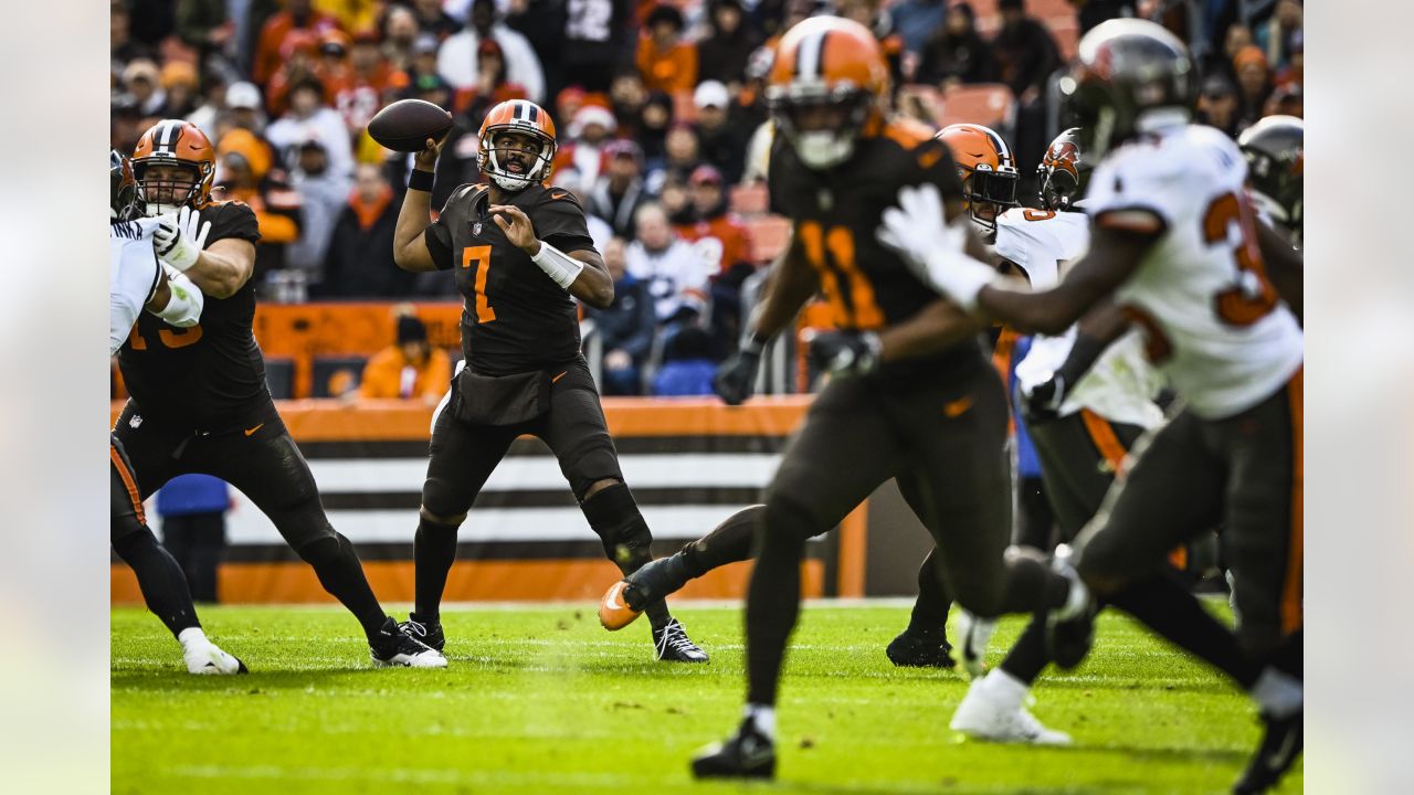 Cleveland Browns defensive tackle Perrion Winfrey (97) moves after the ball  during an NFL football game against the Tampa Bay Buccaneers, Sunday, Nov.  27, 2022, in Cleveland. (AP Photo/Kirk Irwin Stock Photo - Alamy