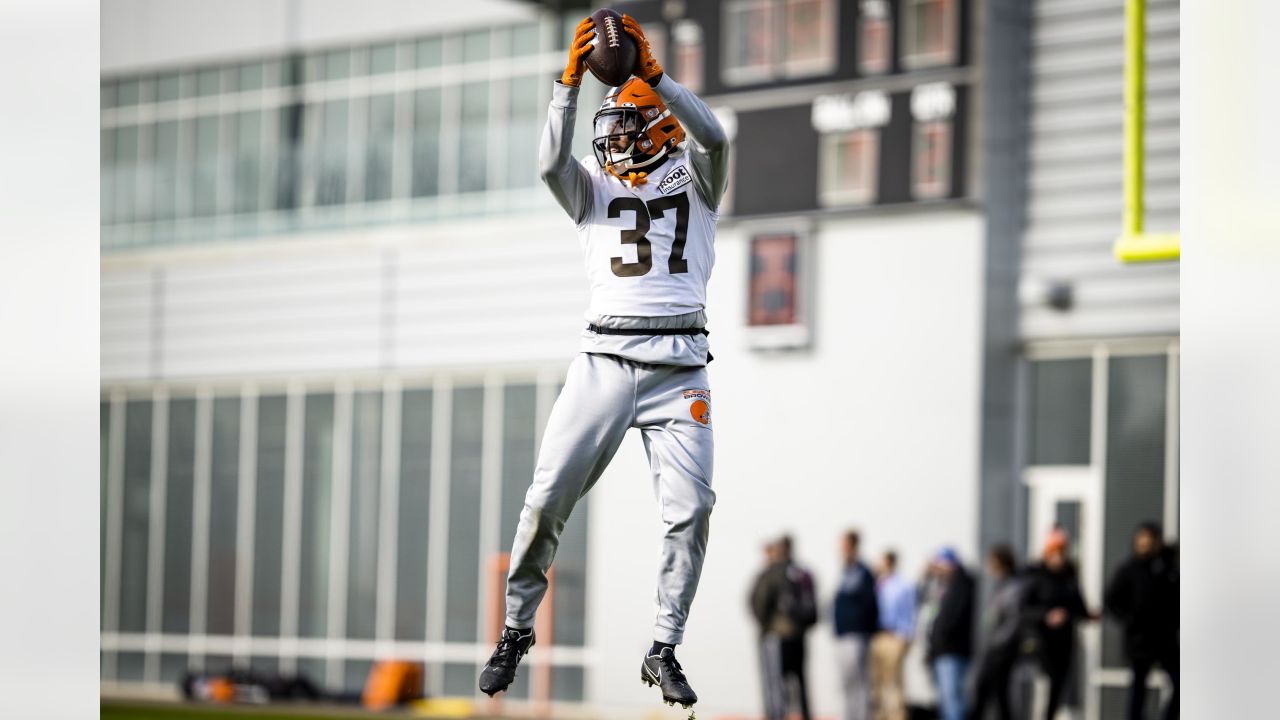 Cleveland Browns fans brave cold weather for Christmas Eve game against New  Orleans Saints