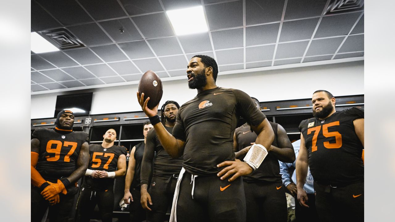 Browns Star David Njoku Bids Farewell To Tom Brady