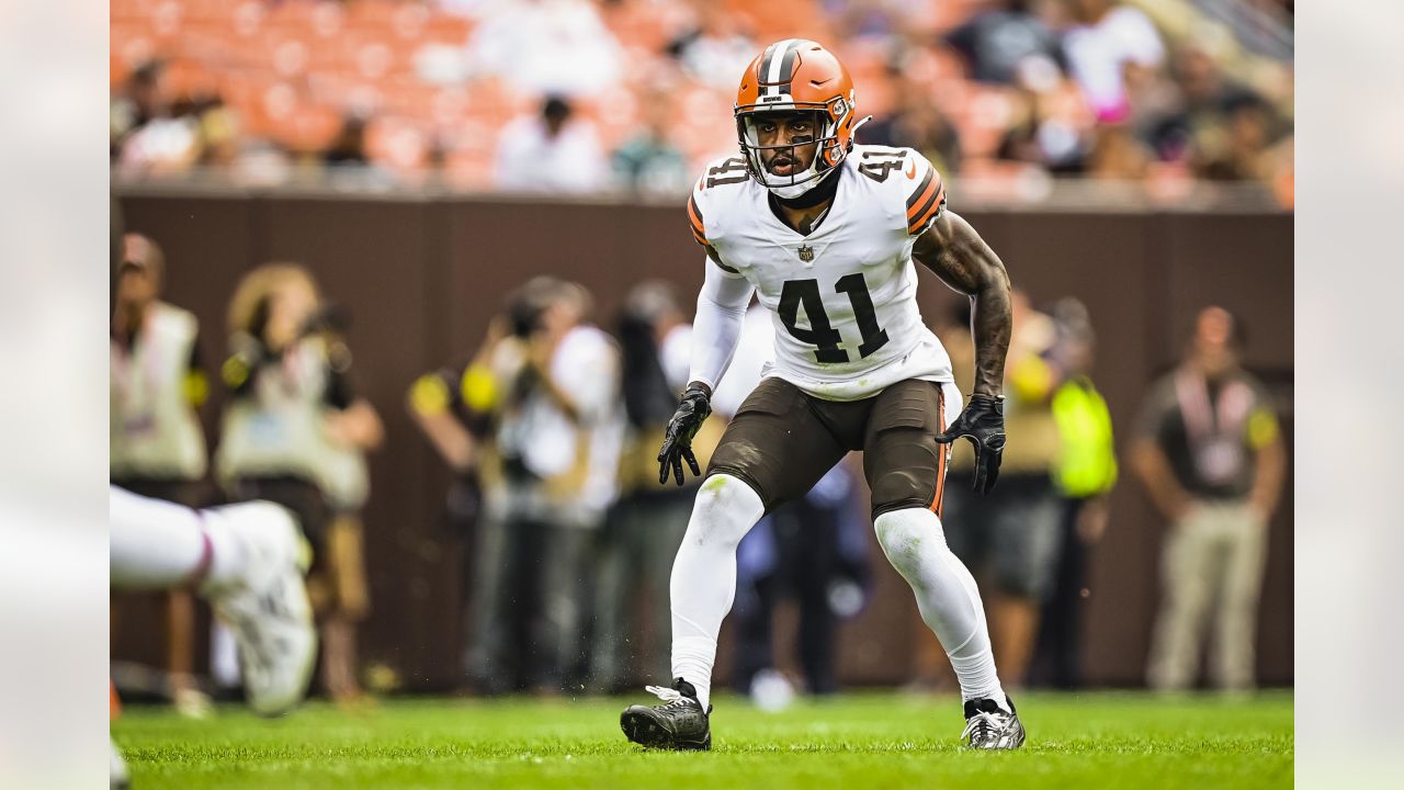 Browns rookie DE Alex Wright learning from the positive and