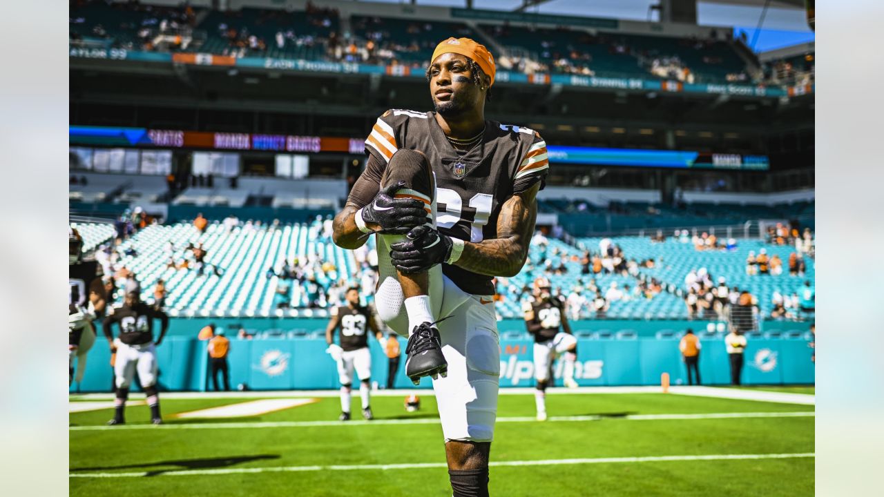 Miami Dolphins middle linebacker Raekwon McMillan (52) lines up against the  Cleveland Browns during an NFL football game, Sunday, Nov. 24, 2019, in  Cleveland. The Browns won the game 41-24. (Jeff Haynes/AP