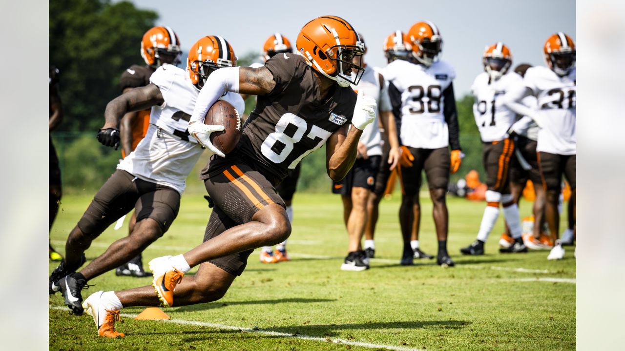 KRT SPORTS STORY SLUGGED: FBN-BEARS-BROWNS KRT PHOTOGRAPH BY MIKE  CARDEW/AKRON BEACON JOURNAL (October 9) CLEVELAND, OH -- Cleveland Browns  tight end Aaron Shea tries to advance the ball through Chicago Bears  linebacker