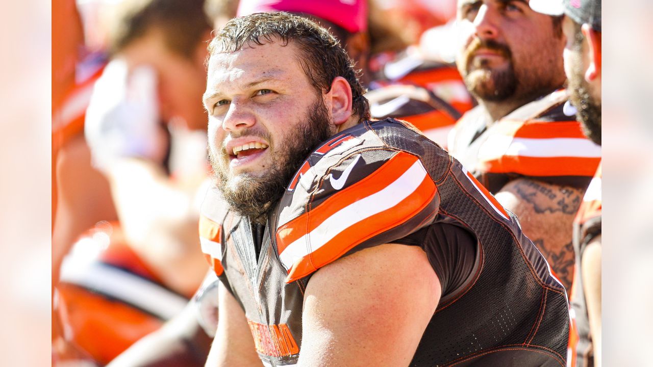 Browns' Joel Bitonio advocates for grass fields across NFL