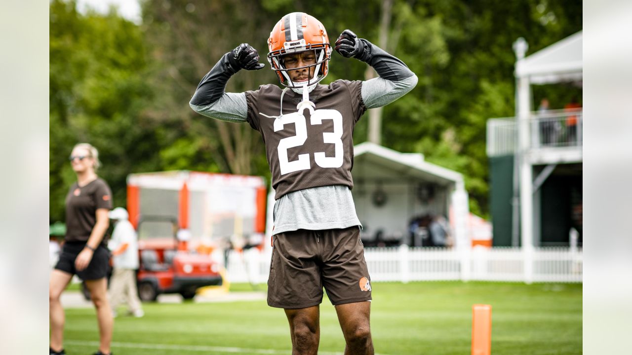 Browns, community honors Nick Chubb in Week 3, Kevin Stefanski drives the  extra mile(s) - Dawgs By Nature