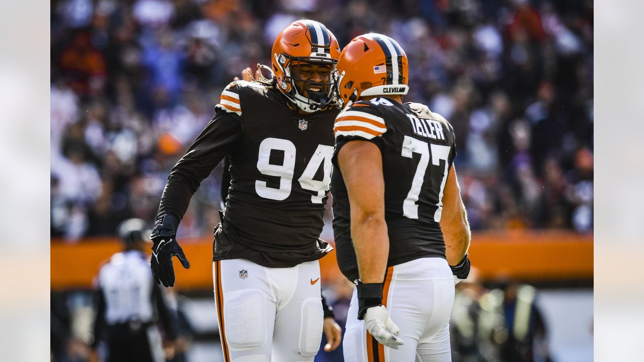 CLEVELAND, OH - OCTOBER 16: Cleveland Browns defensive end Alex