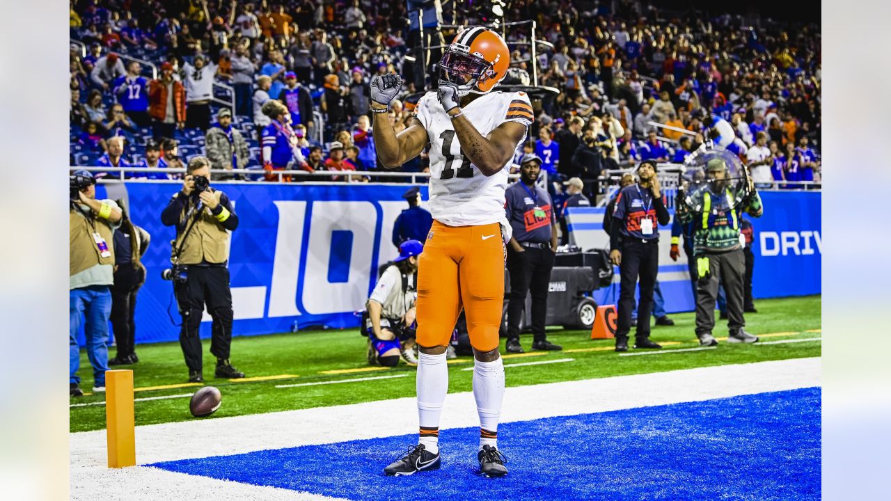 Browns squander too many opportunities, fall to Bills in Detroit