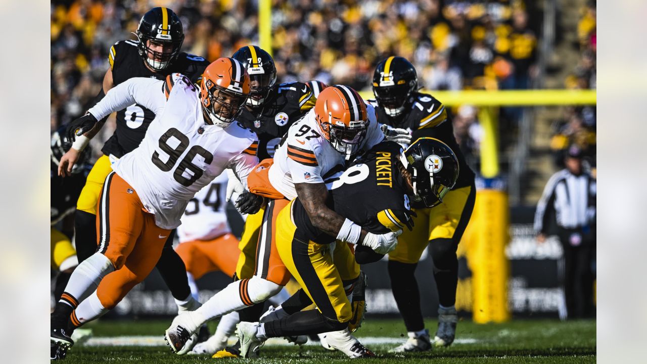 PITTSBURGH, PA - NOVEMBER 20: Pittsburgh Steelers defensive tackle Cameron  Heyward (97) runs onto the field during the national football league game  between the Cincinnati Bengals and the Pittsburgh Steelers on November