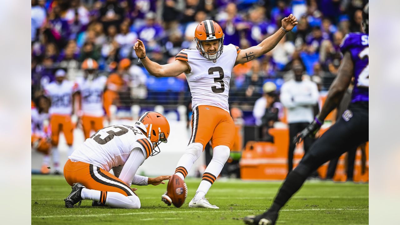 6 Oct 2002: Tim Couch of the Cleveland Browns during the Browns 26-21 loss  to the Baltimore Ravens at the Cleveland Browns Stadium in Cleveland, OH.  (Icon Sportswire via AP Images Stock Photo - Alamy