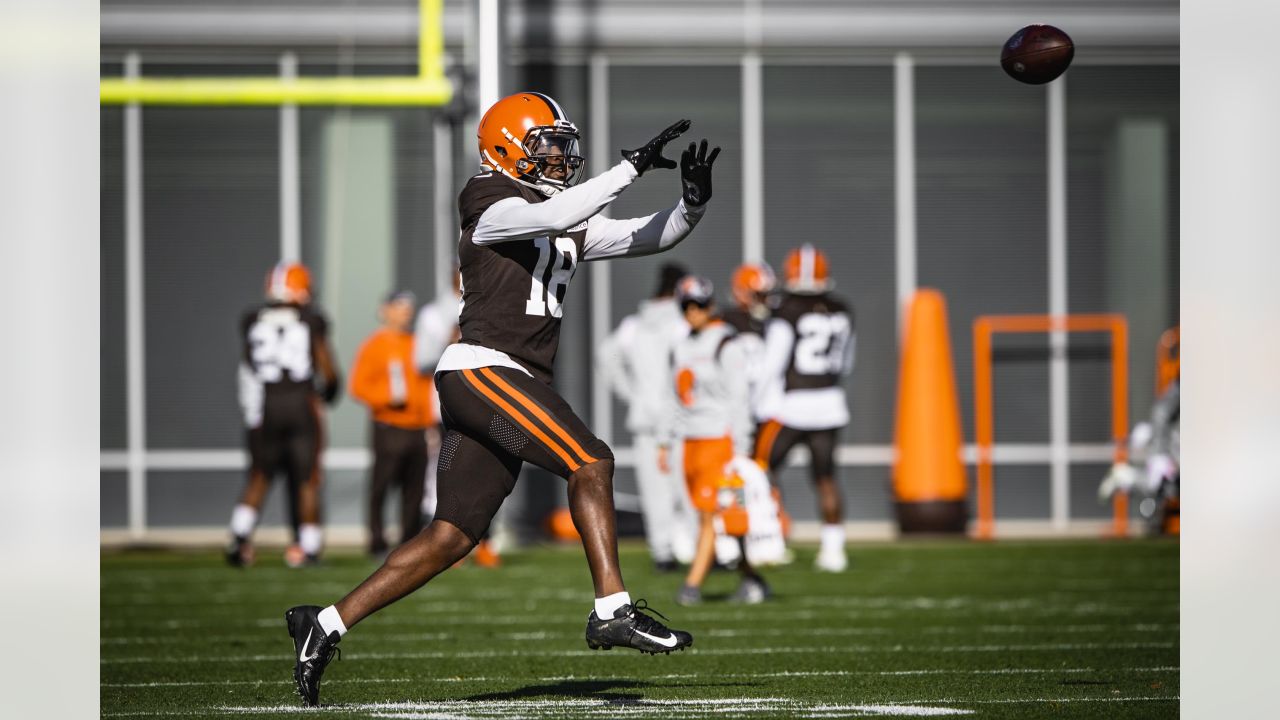 Cleveland Browns linebacker Sione Takitaki runs through a drill during  practice at the NFL football team's training facility Monday, Aug. 24,  2020, in Berea, Ohio. (AP Photo/Ron Schwane Stock Photo - Alamy