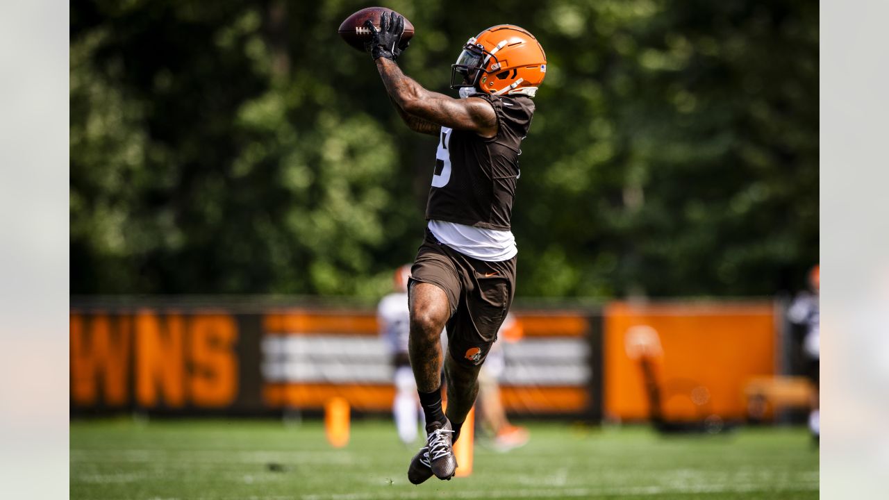 Cleveland Browns cornerback Greg Newsome II (20) warms up before an NFL  football game against the Cincinnati Bengals, Sunday, Dec. 11, 2022, in  Cincinnati. (AP Photo/Emilee Chinn Stock Photo - Alamy