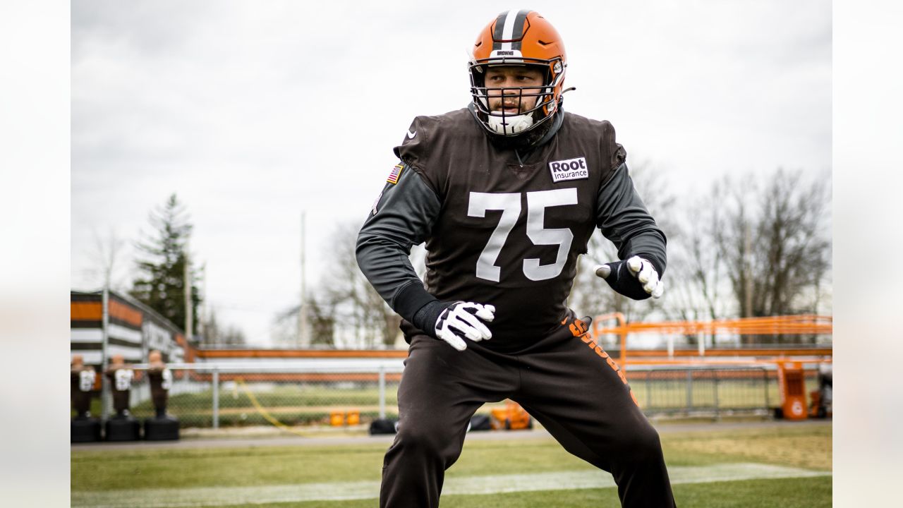 Report: Cleveland Browns add veteran free agent Ethan Pocic to offensive  line