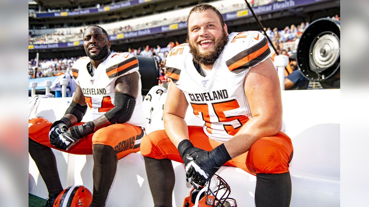 Cleveland Browns quarterback Baker Mayfield (6) and guard Joel Bitonio (75)  talk with head coac …