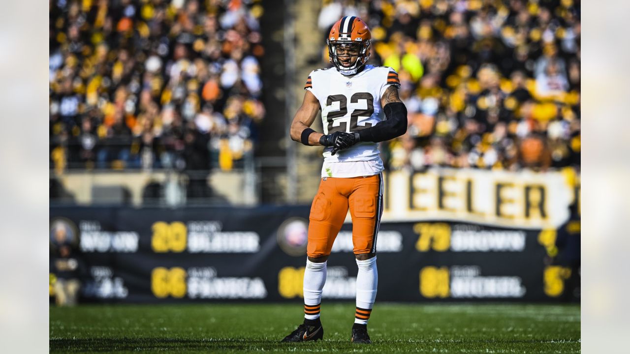 Browns-Steelers Final Score: Pittsburgh capitalizes with 15-10 win on  Cleveland's fumble, drops - Dawgs By Nature