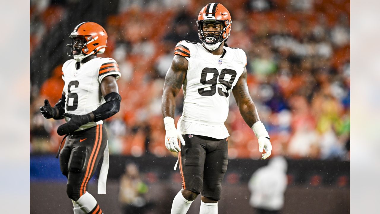 Cleveland Browns defensive end Za'Darius Smith (99) walks off of