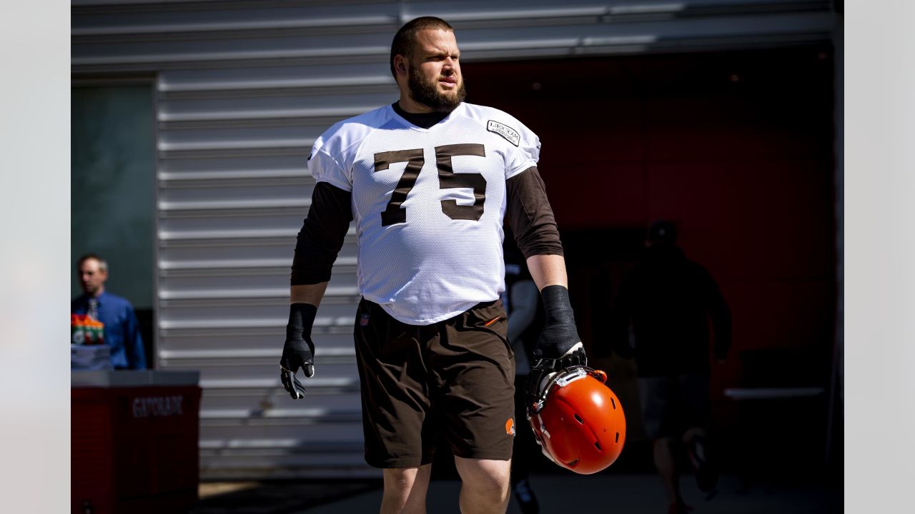 Wolf Pack alum Joel Bitonio signs three-year extension with