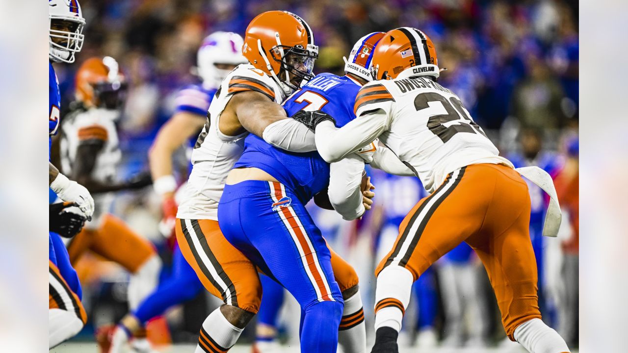 5,605 Buffalo Bills V Cleveland Browns Photos & High Res Pictures