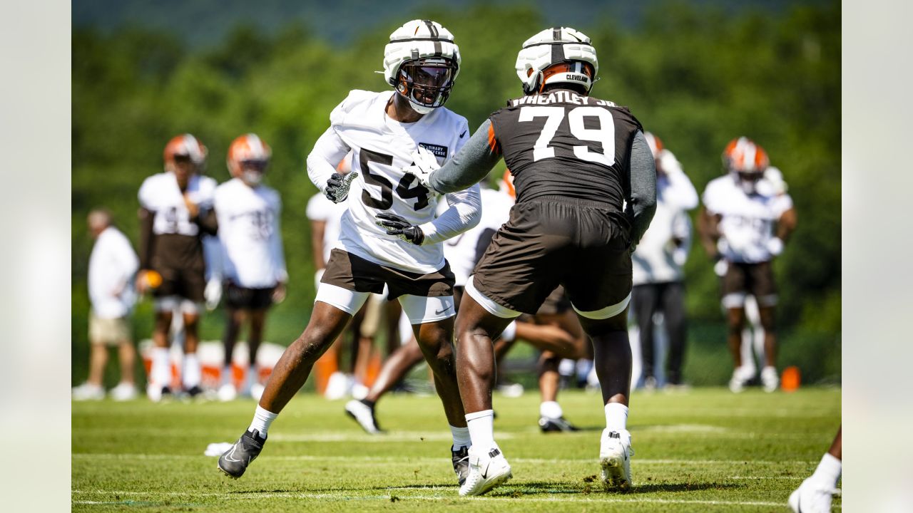 Browns training camp: Myles Garrett coaching up younger defensive ends -  Dawgs By Nature