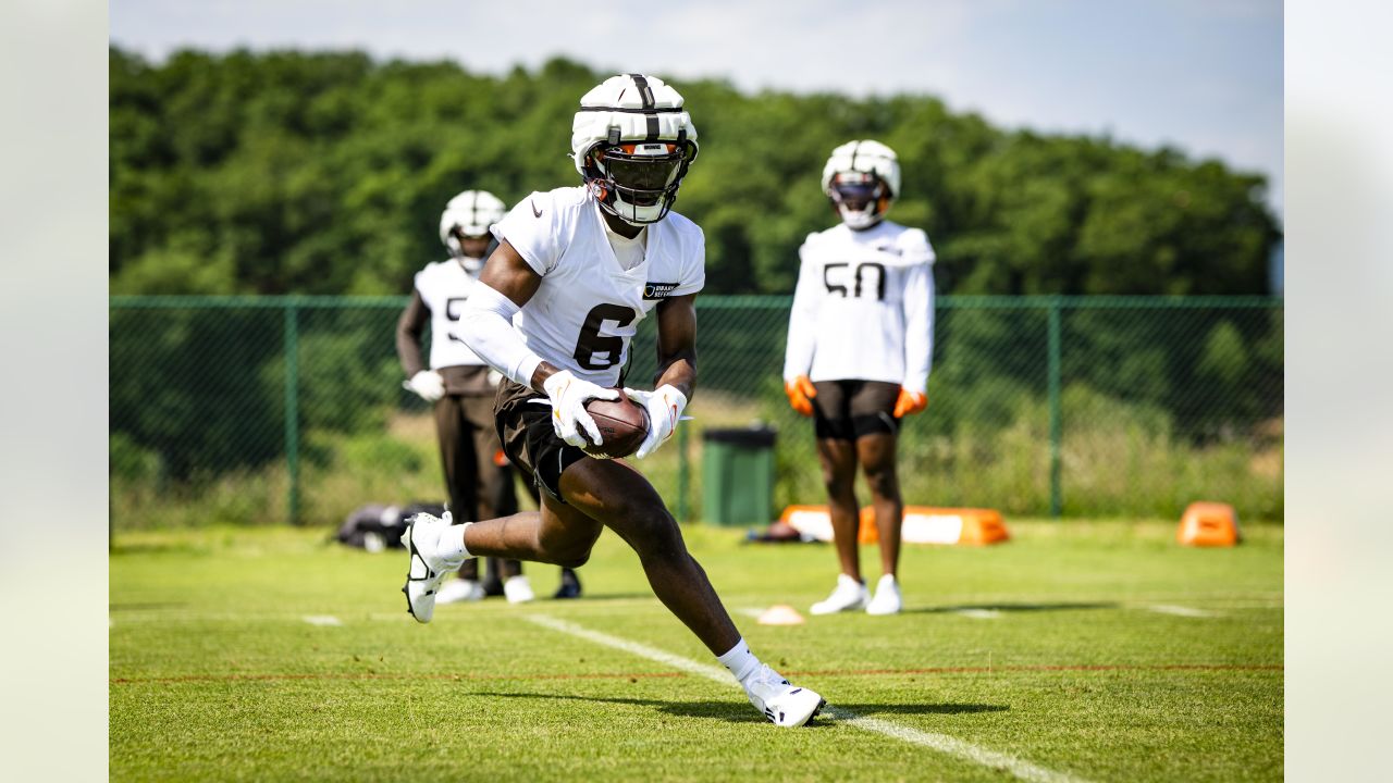 Berea, United States. 03rd Aug, 2022. Cleveland Browns quarterback Deshaun  Watson (4) looks to pass during training camp in Berea, Ohio, on Wednesday,  August 3, 2022. Photo by Aaron Josefczyk/UPI Credit: UPI/Alamy