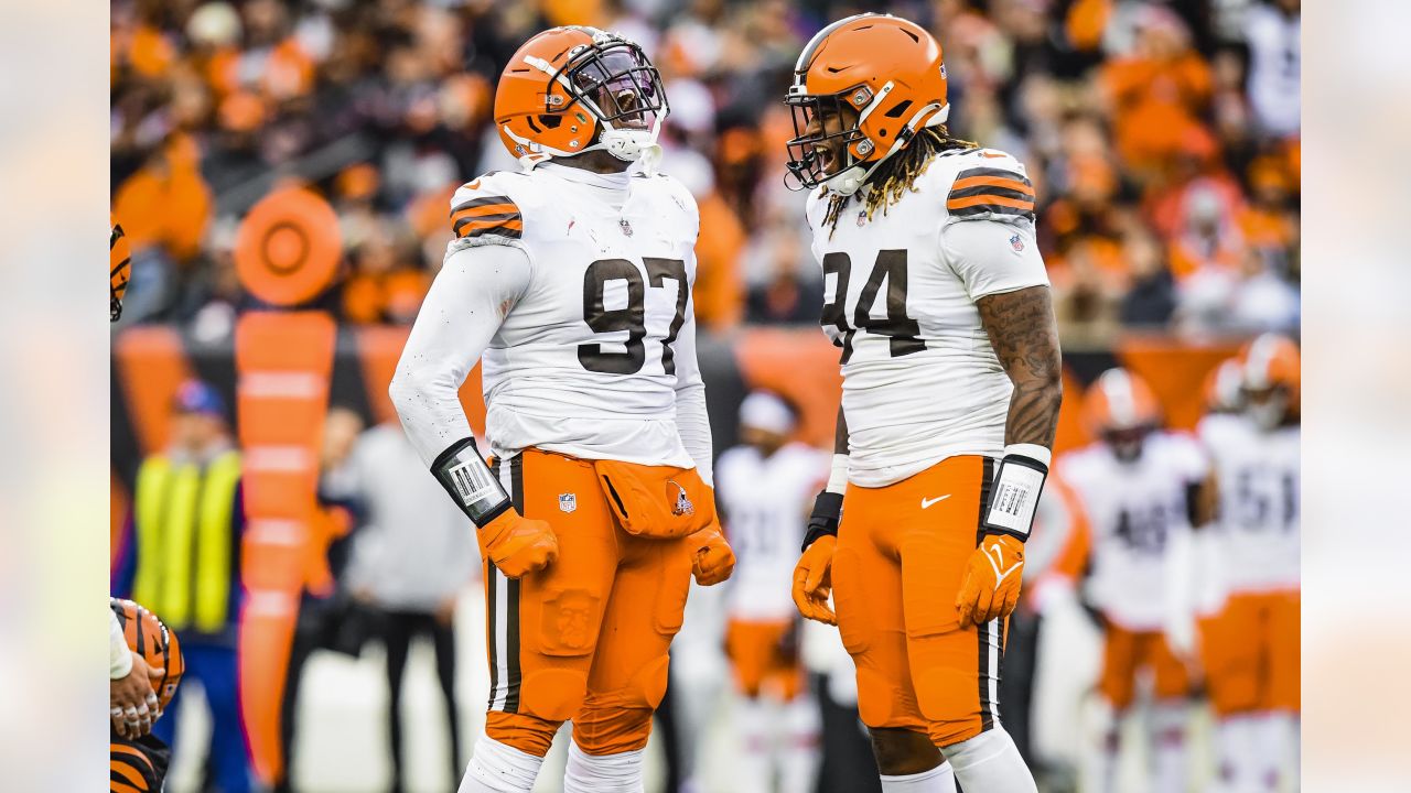 Cleveland Browns quarterback Deshaun Watson (4) runs for a touchdown in the  second quarter against the Cincinnati Bengals, Sunday, Sept. 10, 2023, in  Cleveland. The Browns won 24-3. (AP Photo/David Richard Stock Photo - Alamy