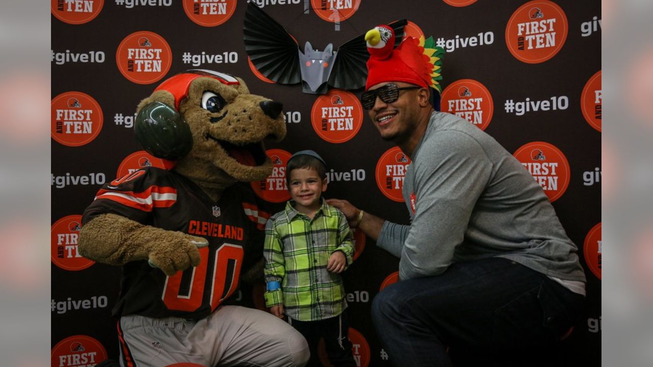 Shon Coleman, Browns players visit UH Rainbow Babies & Children's