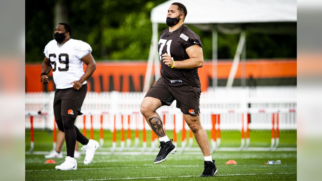 Browns tight end Stephen Carlson displaying multiple skills