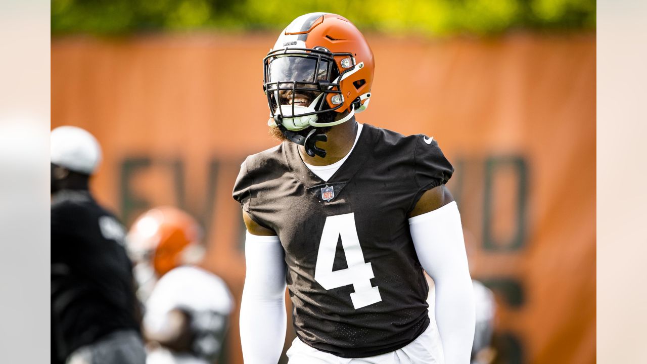 Cleveland Browns linebacker Anthony Walker Jr. (4) stands on the