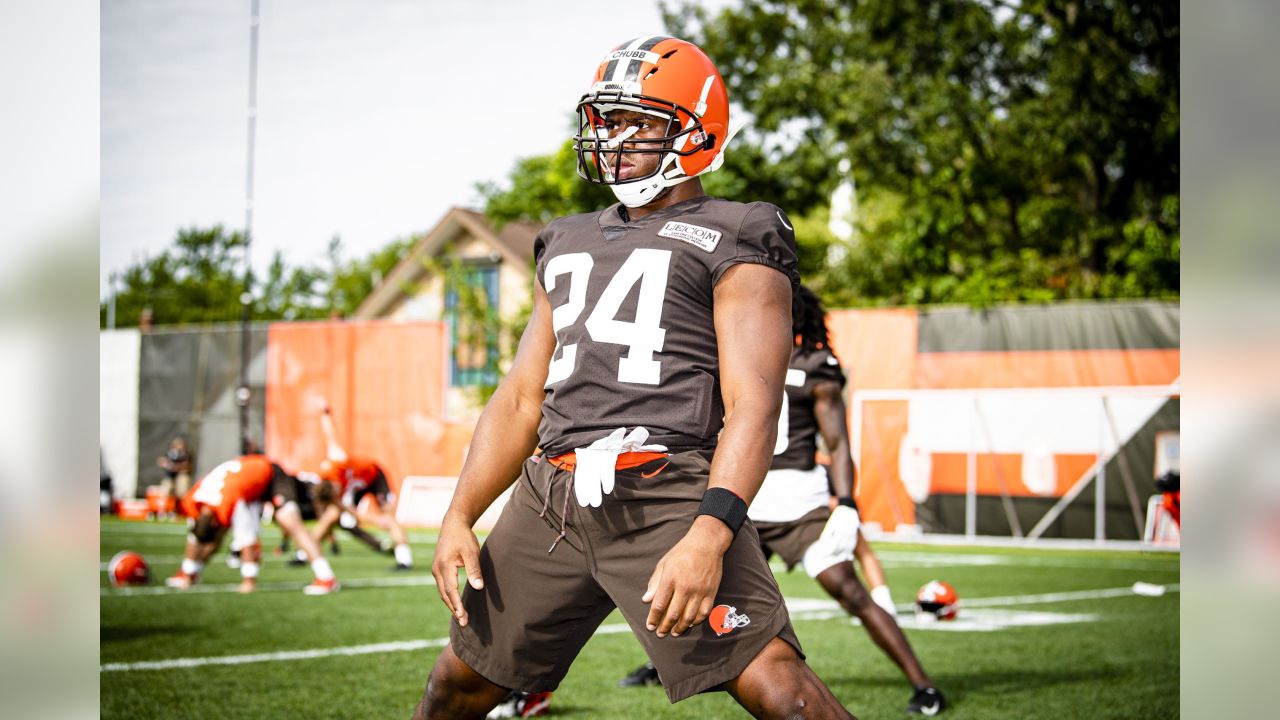 Bulldogs in the NFL - Image 34: Cleveland Browns running back Nick Chubb  (left) and his cousin Denver Broncos outside linebacker Bradley Chubb  (right) exchange jerseys following the game at Broncos Stadium