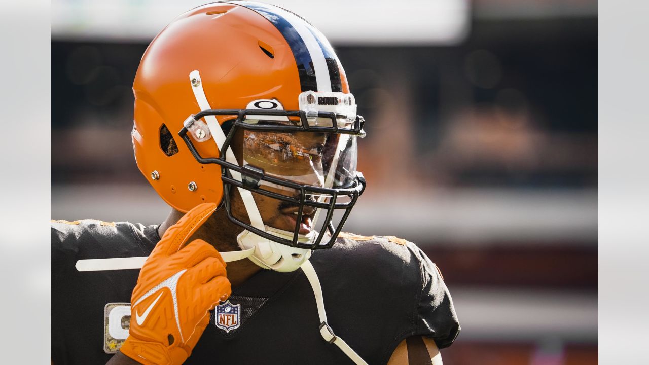 Cleveland Browns guard Wyatt Teller (77) lines up for a play during an NFL  football game against the Tampa Bay Buccaneers, Sunday, Nov. 27, 2022, in  Cleveland. (AP Photo/Kirk Irwin Stock Photo - Alamy