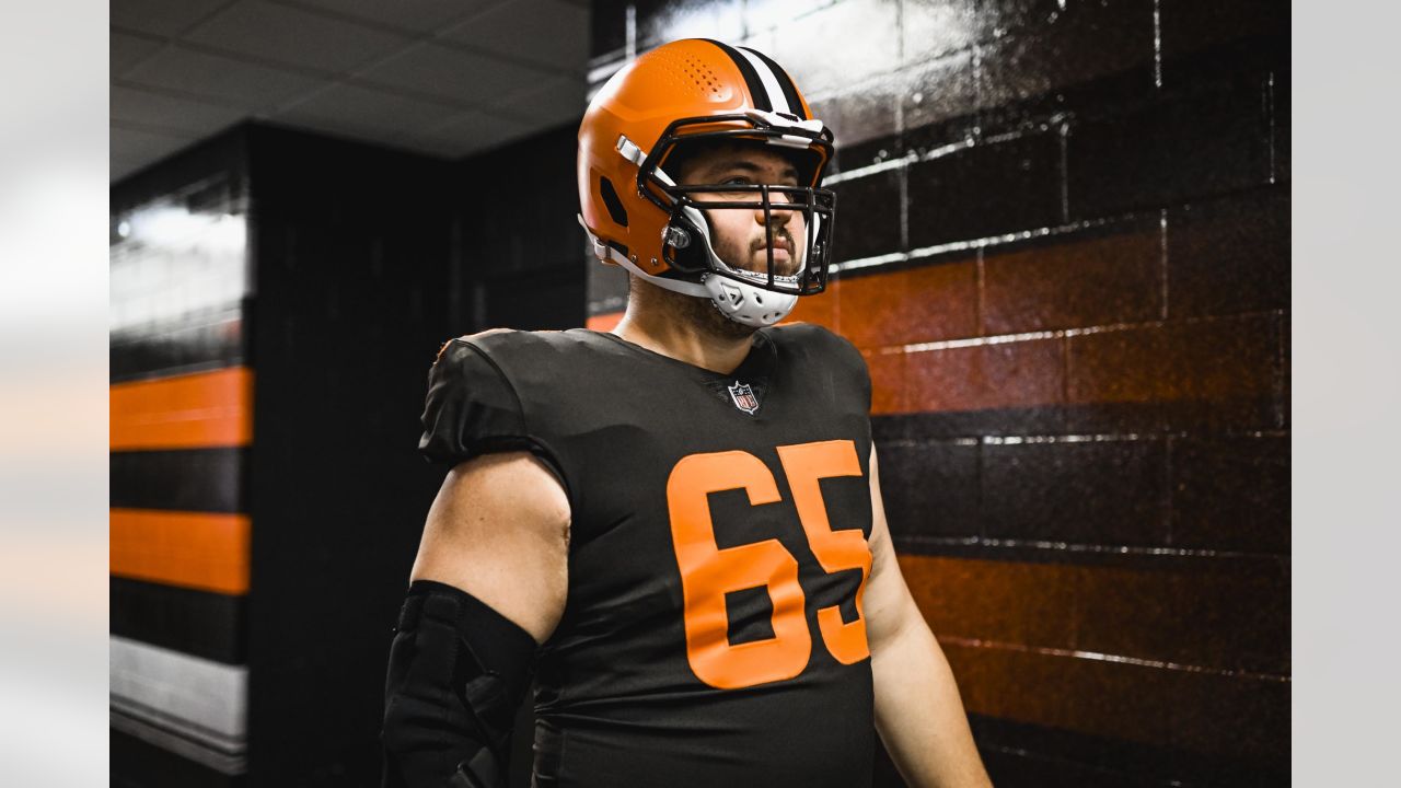 Cleveland Browns guard Wyatt Teller (77) lines up for a play during an NFL  football game against the Tampa Bay Buccaneers, Sunday, Nov. 27, 2022, in  Cleveland. (AP Photo/Kirk Irwin Stock Photo - Alamy