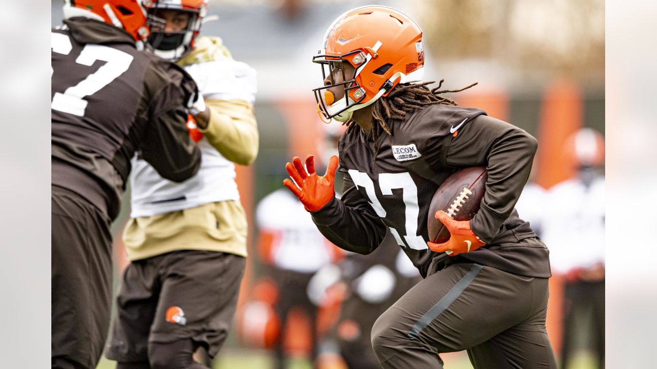 Browns welcome back RB Kareem Hunt