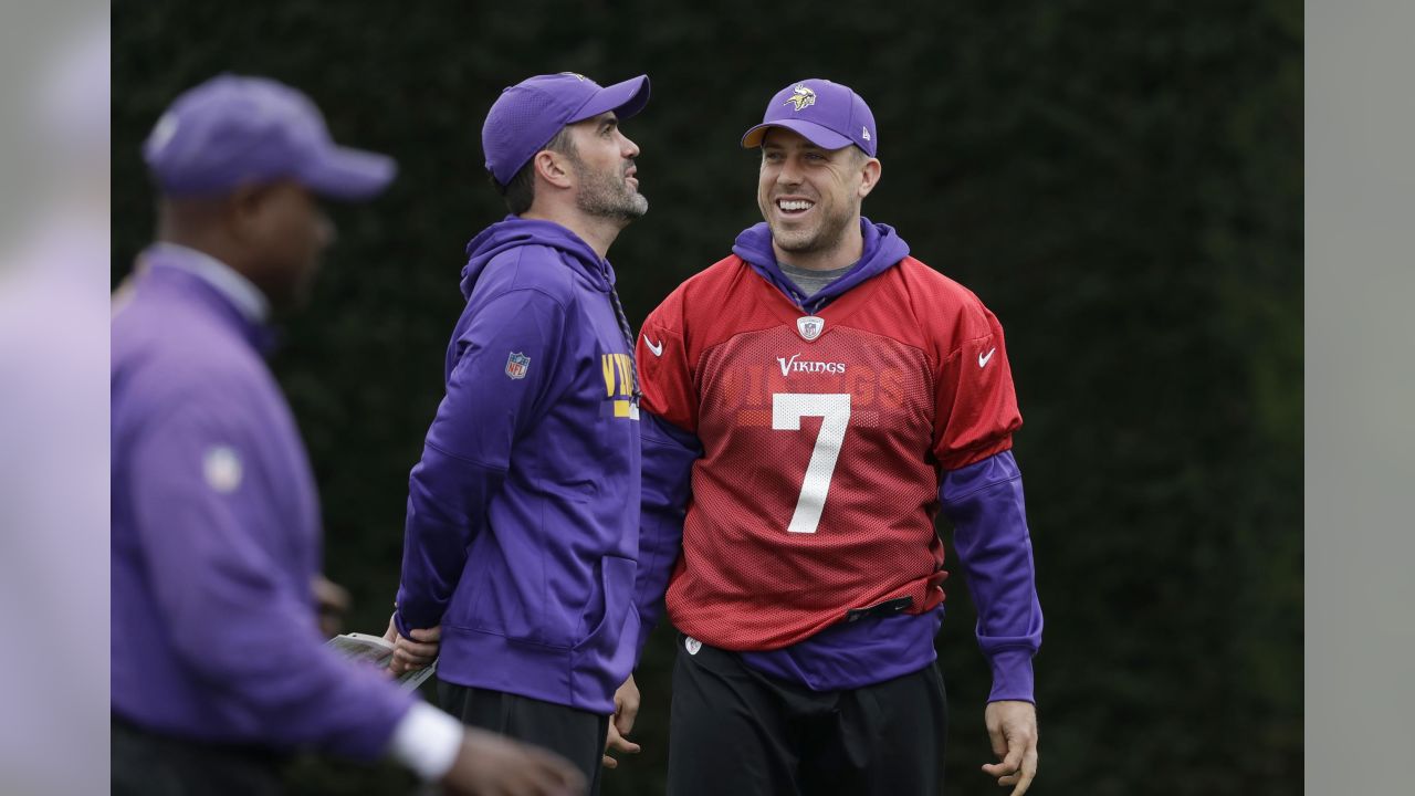 Minnesota Vikings quarterback Brad Johnson gets set to pass in the second  half. The Minnesota Vikings defeated the New York Giants 24-21 in week 10  at Giants Stadium in East Rutherford New