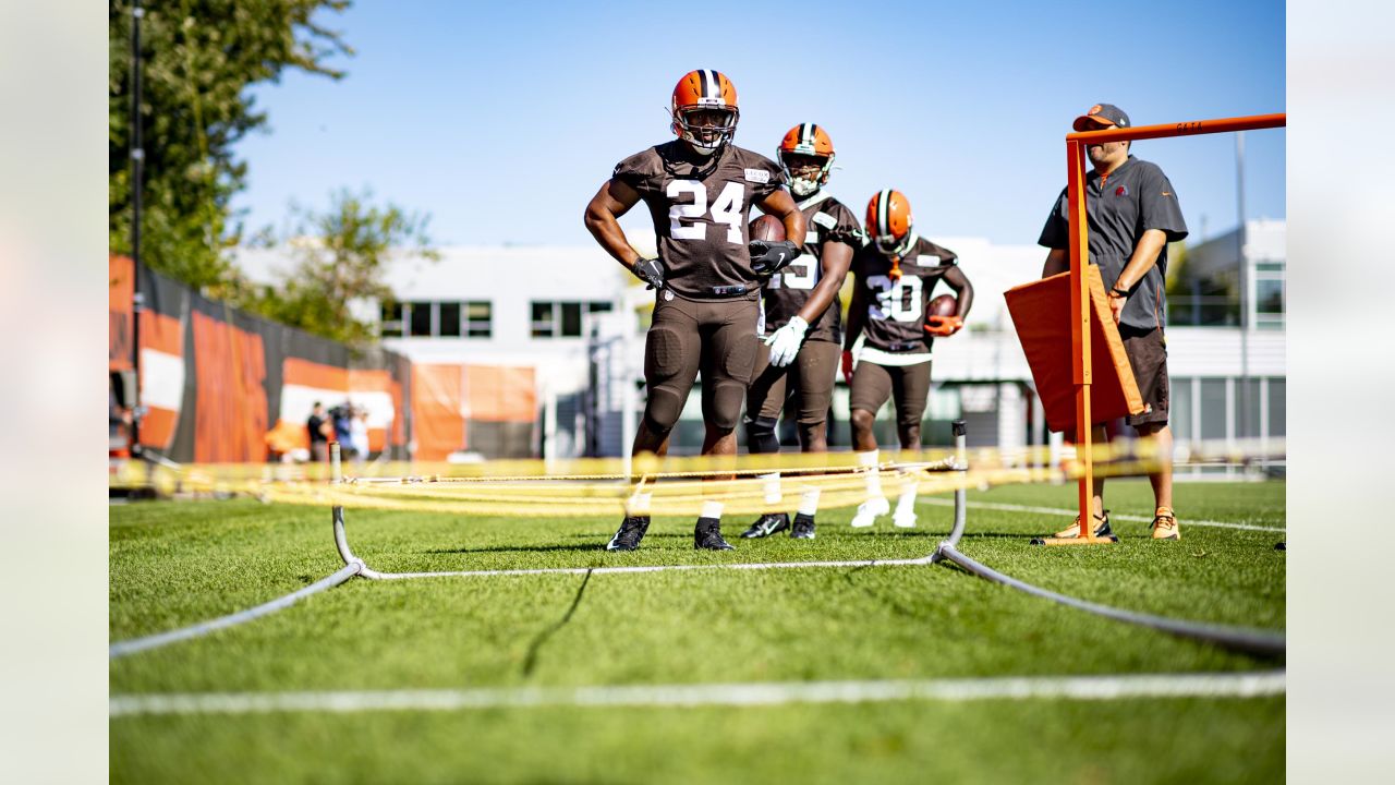 Nick Chubb, a 'pillar of the Browns organization,' rewarded with 3-year  extension