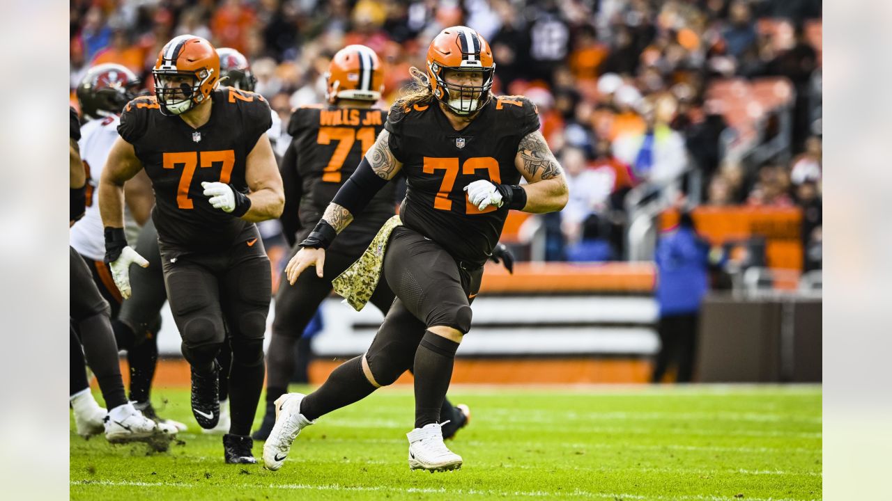 Cleveland Browns guard Hjalte Froholdt (72) lines up for a play