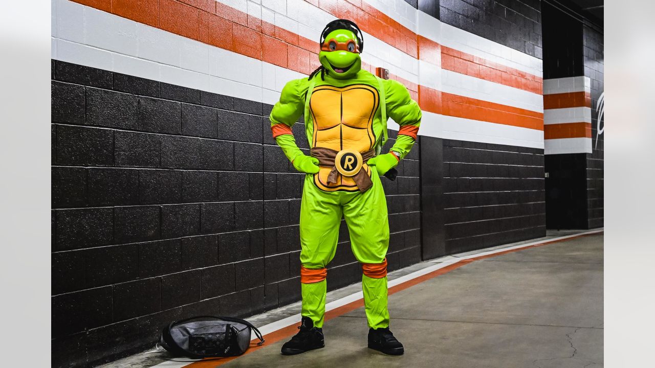 See Browns, Bengals players arrive for MNF in Halloween costumes