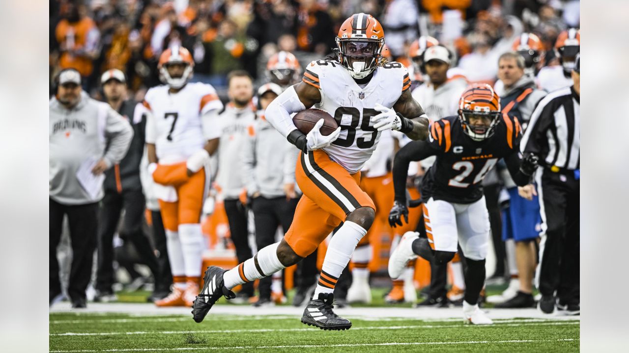 Cleveland Browns quarterback Deshaun Watson (4) runs for a touchdown in the  second quarter against the Cincinnati Bengals, Sunday, Sept. 10, 2023, in  Cleveland. The Browns won 24-3. (AP Photo/David Richard Stock Photo - Alamy