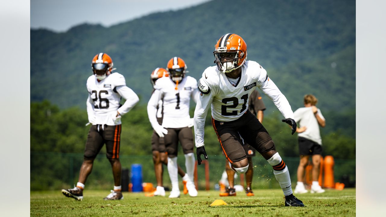 KRT SPORTS STORY SLUGGED: FBN-BEARS-BROWNS KRT PHOTOGRAPH BY MIKE  CARDEW/AKRON BEACON JOURNAL (October 9) CLEVELAND, OH -- Cleveland Browns  tight end Aaron Shea tries to advance the ball through Chicago Bears  linebacker