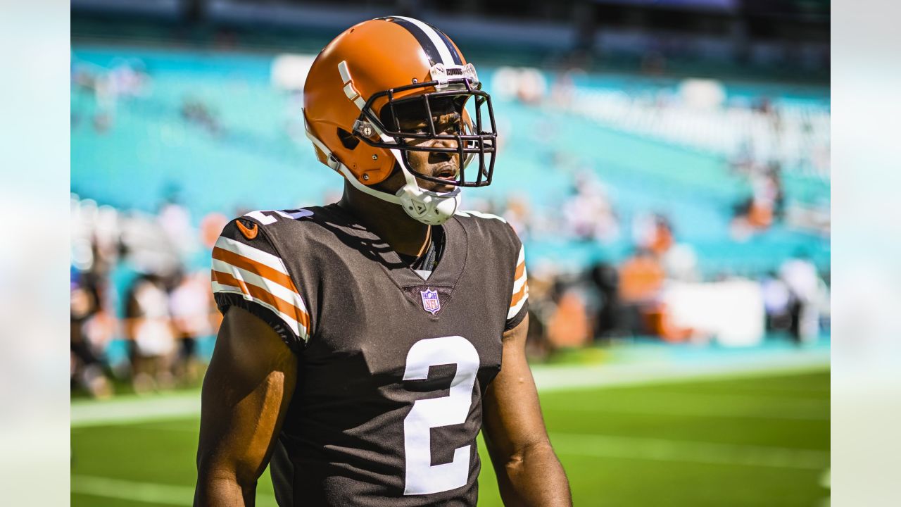 Miami Dolphins middle linebacker Raekwon McMillan (52) lines up against the  Cleveland Browns during an NFL football game, Sunday, Nov. 24, 2019, in  Cleveland. The Browns won the game 41-24. (Jeff Haynes/AP