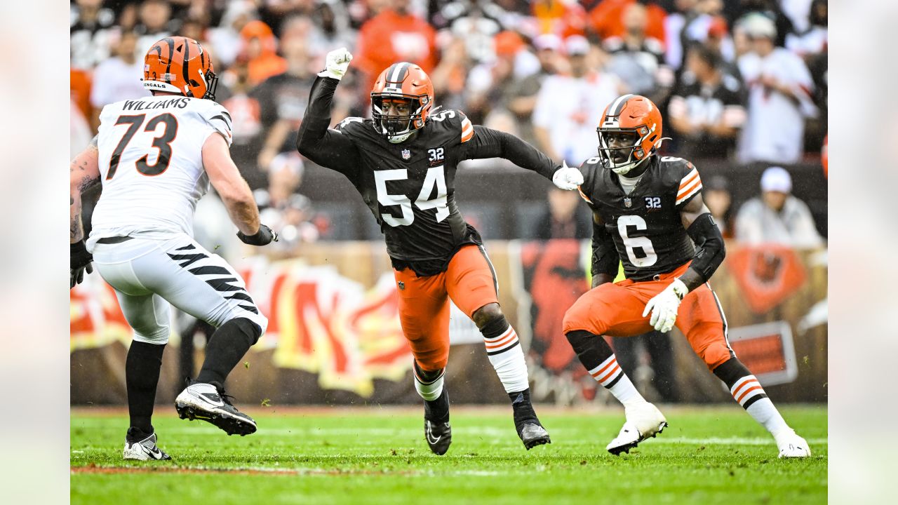 Cleveland Browns defensive end Ogbo Okoronkwo (54) rushes against