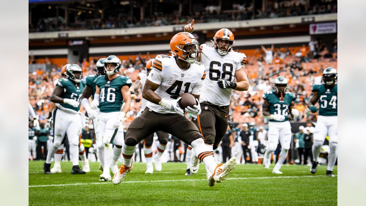 Cleveland Browns' Alex Wright runs drills at the NFL football team's  training camp on Saturday, July 29, 2023, in White Sulphur Springs, W.Va.  (AP Photo/Chris Carlson Stock Photo - Alamy