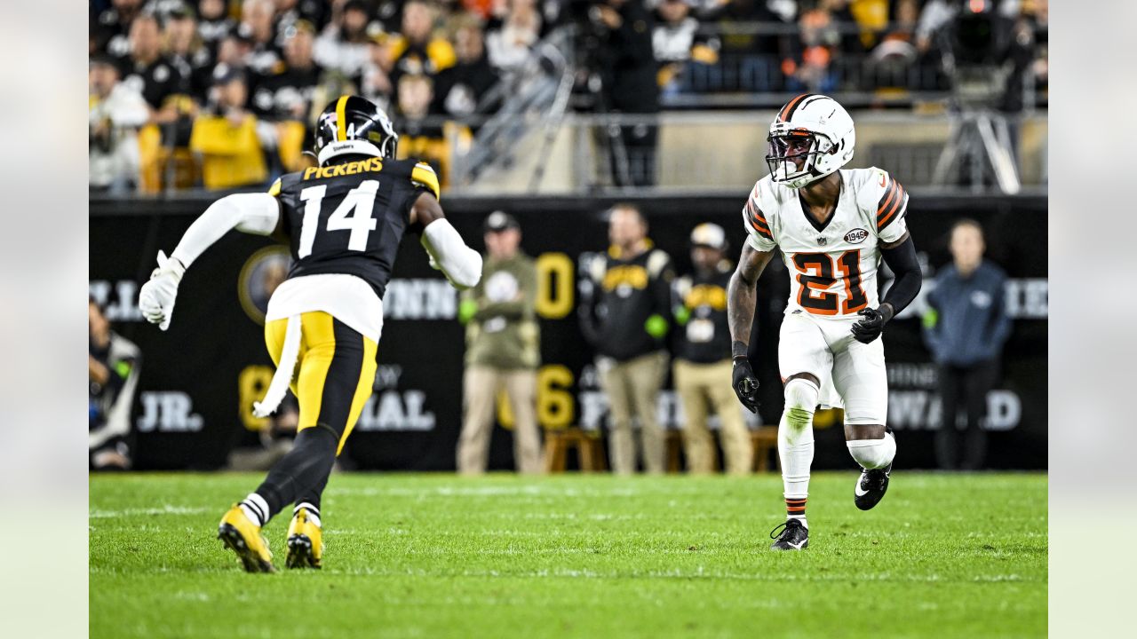 Cleveland Browns tight end Malik Smith participates in a drill during an  NFL football practice, Friday, May 13, 2022, in Berea, Ohio. (AP  Photo/David Dermer Stock Photo - Alamy