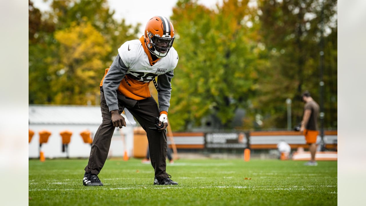 Cleveland Browns defensive coordinator Joe Woods calls a play during an NFL  football game against the Chicago Bears, Sunday, Sept. 26, 2021, in  Cleveland. (AP Photo/Kirk Irwin Stock Photo - Alamy