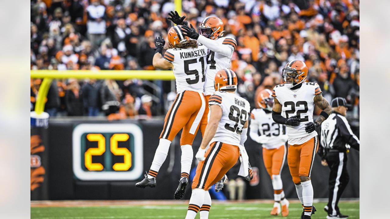 Kevin Stefanski gives the game ball to DC Jim Schwartz after Browns  dominate win over Bengals - A to Z Sports