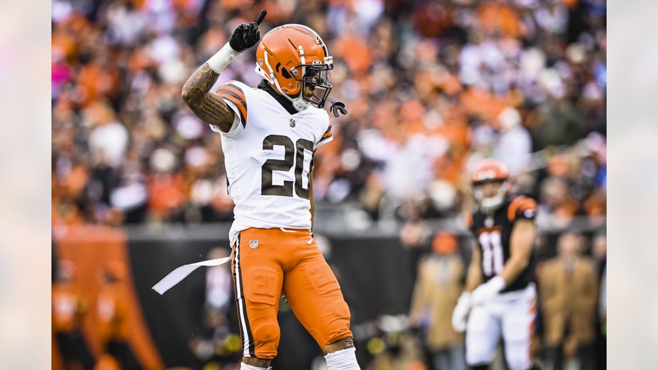 Cleveland Browns cornerback Greg Newsome II (20) warms up before an NFL  football game against the Cincinnati Bengals, Sunday, Dec. 11, 2022, in  Cincinnati. (AP Photo/Emilee Chinn Stock Photo - Alamy