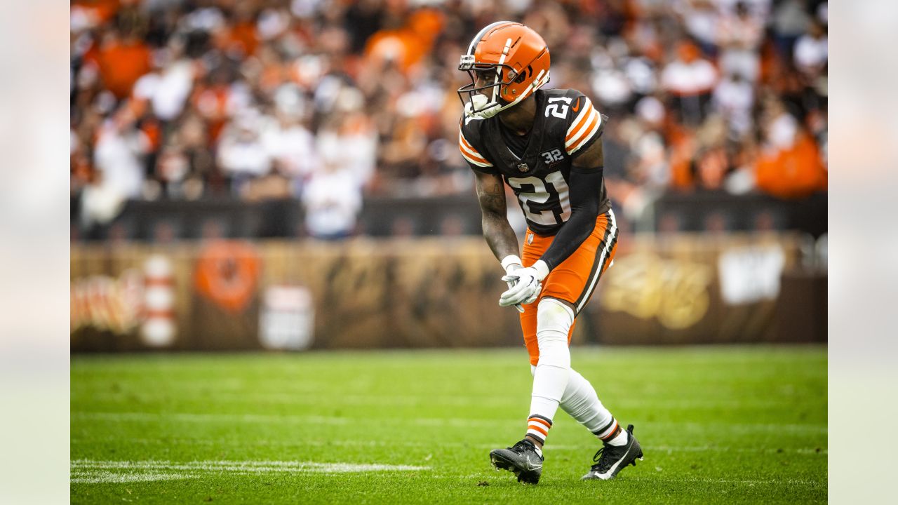 Cleveland Browns offensive tackle Dawand Jones (79) looks on